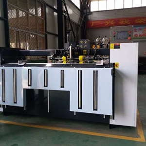 鷹潭(tan)BDJ-2000B型(雙伺(si)服驅動(dong))半自動(dong)釘箱機(ji)