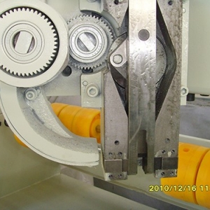 鷹(ying)潭BDJ-2000B型(雙(shuang)伺服驅(qu)動)半自(zi)動釘箱(xiang)機