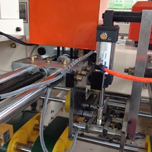 鷹潭BDJ-2000B型(xing)(雙伺服(fu)驅動)半(ban)自動釘(ding)箱機